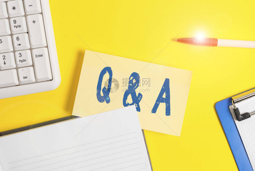 文字书写文本Q和A商业照片展示定义为问题被问和回答黄色桌子上有复制空图片