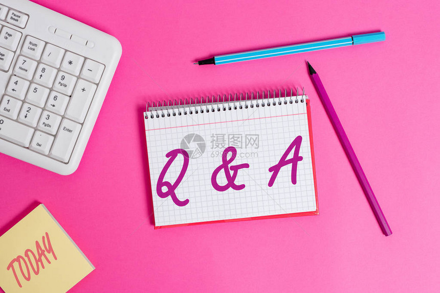 显示Q和A的概念手写概念意义定为被问及答案的书写设备和放置在木桌上图片