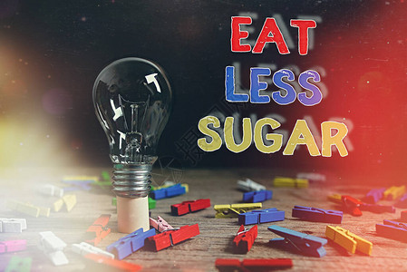 概念意味着减少糖的摄入和吃健康的饮食丰富的食物逼真的彩色复古灯泡图片