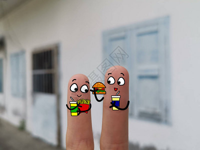 两根手指被装饰成两个人他们吃图片