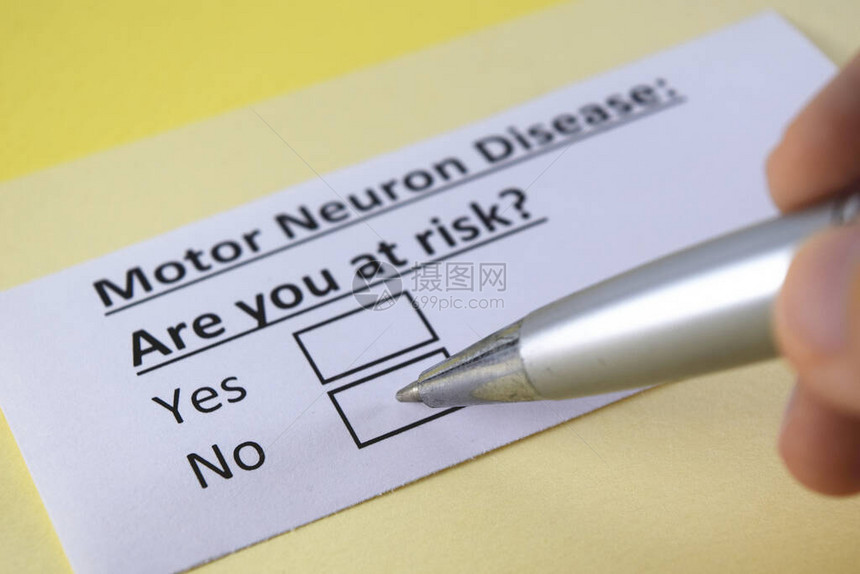 一个人正在回答关于运动神经疾病的问题图片