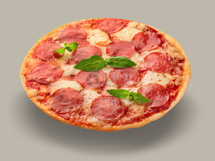 浅色背景下的美味意大利披萨图片