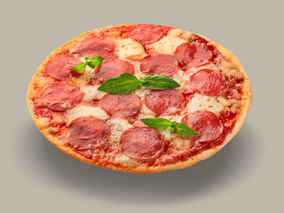 浅色背景下的美味意大利披萨图片