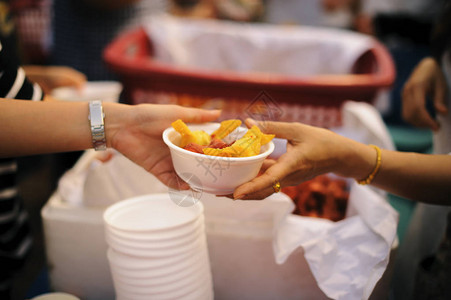 捐助粮食帮助人们减轻饥饿图片