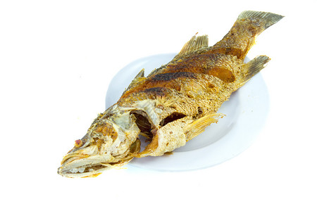 白盘上的炸尼罗非鱼背景图片