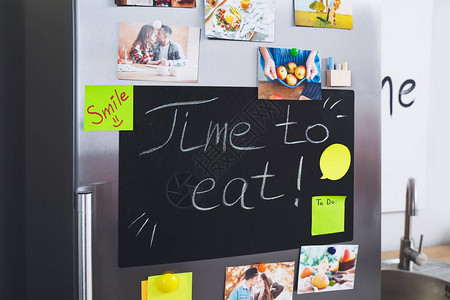 厨房冰箱门上的黑板图片