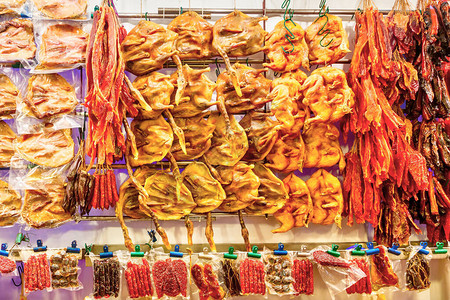 新加坡唐人街市上出售的各种香肠腊鸭和其他加工肉类图片