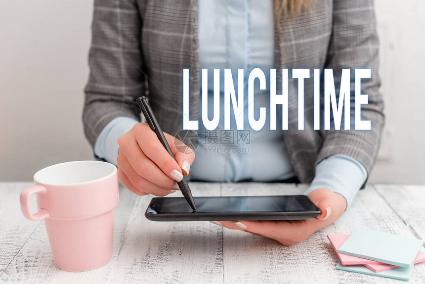 早餐后和晚餐前中午用餐的商业概念商务女坐在桌上图片