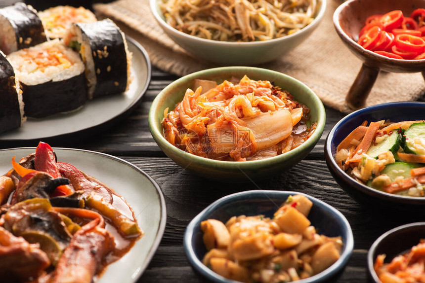 在木质表面的美味韩国菜盘附近图片