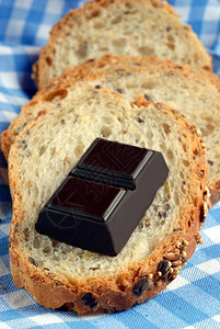 面包烤面包和巧克力方块紧贴背景图片