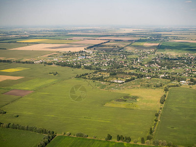 空中城镇和农田图片