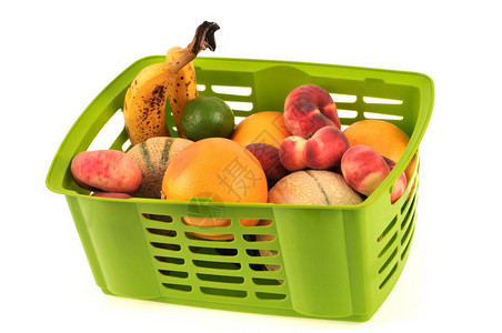 各种水果的塑料篮子在白图片