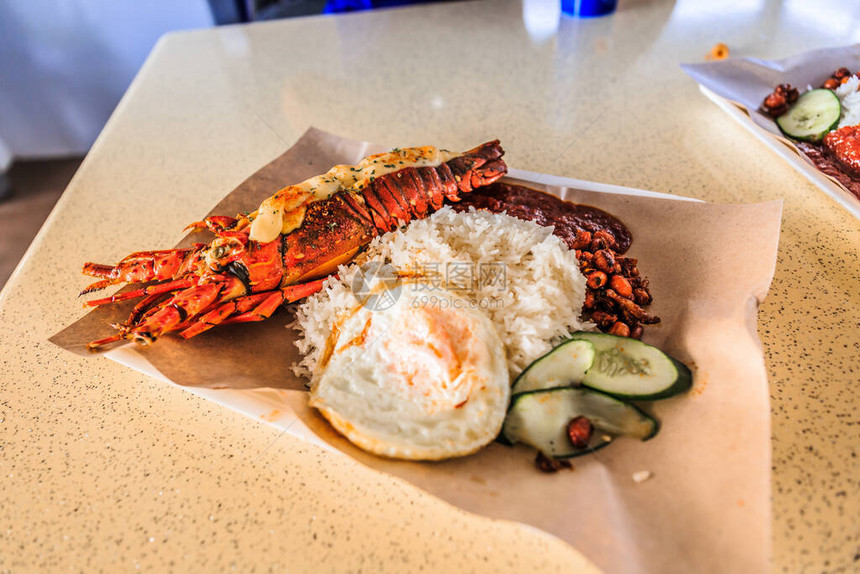 LawaBintang的LobsterNasiLemak龙虾由一整条龙虾组成图片