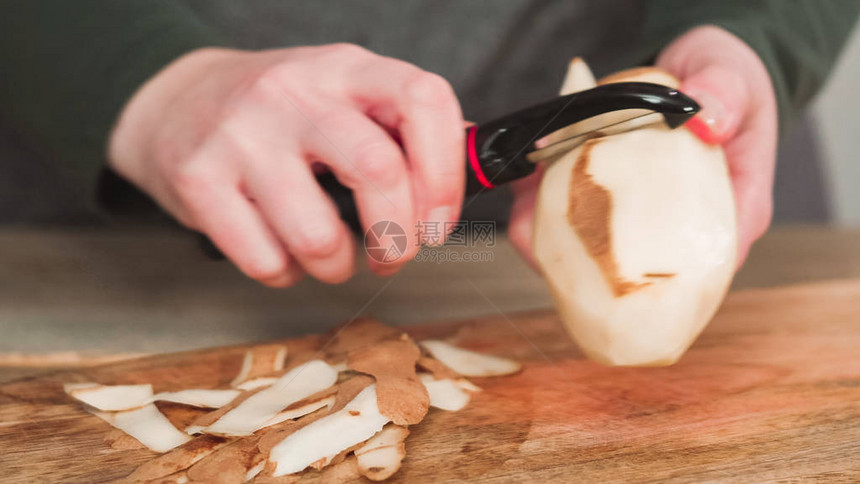 用土豆削皮器削皮有机黄土豆图片