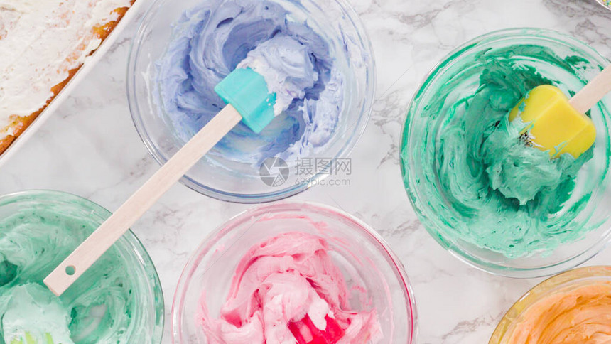 将食用色素混合到意大利奶油糖霜中图片