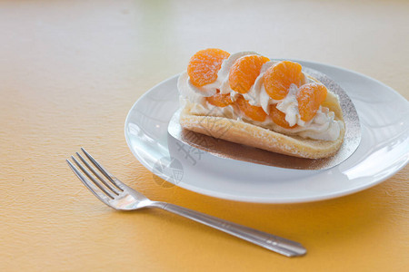 在咖啡店的煎饼上放橘子图片