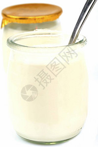 玻璃罐子里的纯酸奶在白图片
