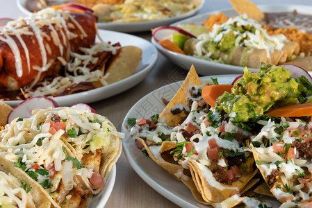 挖进去在餐桌上自助餐式的墨西哥食品板上背景