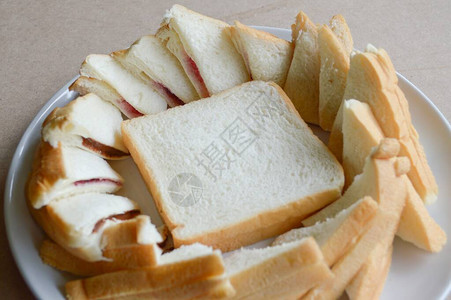 木桌上的面包食物图片
