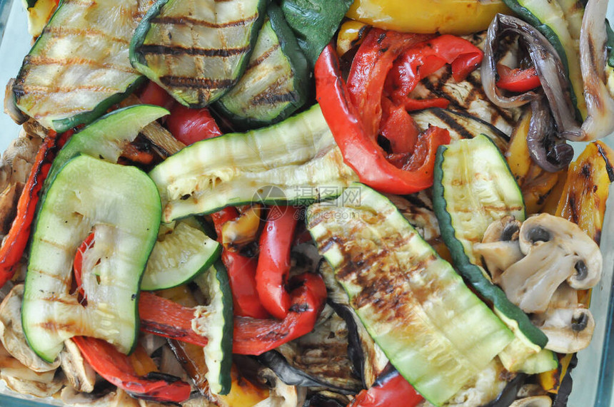 烤蔬菜包括西葫芦辣椒和茄子图片