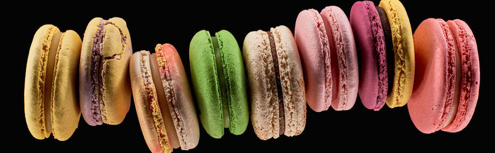 最上方是美食多彩的法国马卡龙不同口味的马卡龙在黑色图片