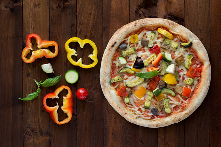 食物背景素食切片披萨配各种蔬菜图片