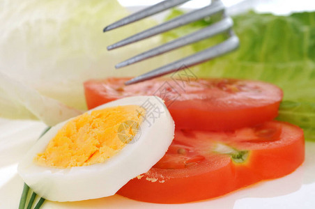 煮鸡蛋韭菜番茄和沙拉特写图片