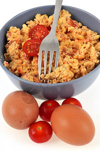 一碗自制炒鸡蛋配料特写在白色背景上图片