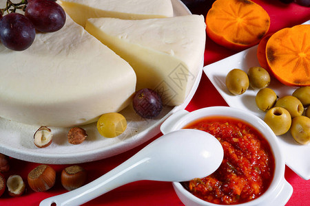 自制苏鲁古尼奶酪静物奶酪柿子和阿吉卡酱家常菜图片