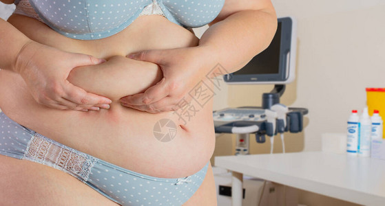 在医生的治疗室里超重的女人图片