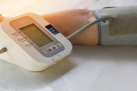 人们正在用数字压力检查血压监测器和心率监测器医疗保图片