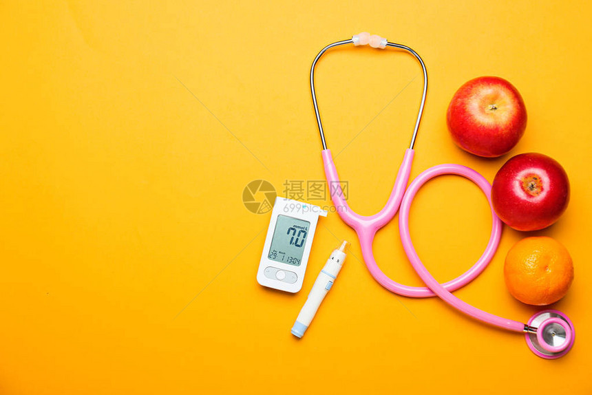 彩色背景下的数字血糖仪柳叶刀笔听诊器和水果糖尿病概念图片