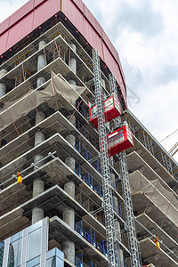 两部电梯将工人抬升至正在建造的一座新摩天大楼的建筑工地图片