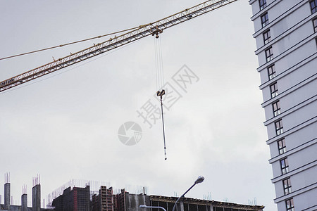 天空背景下带起重机的建筑工地抵押贷款背景图片