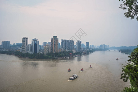 位于四川省南部岷江和大渡河交汇处的乐山镇夏季全景图片