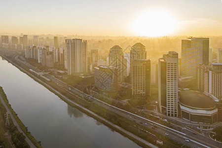 巴西圣保罗皮涅斯河两岸建筑物上图片