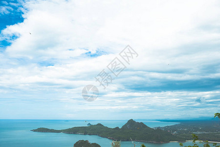 美丽的高角度海景和天空背景从泰国班武里府县考隆穆阿克的山上图片