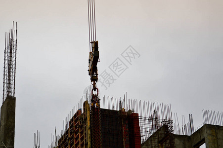 在工业建筑工地用铁加固房屋建造和修理新的现代水泥混凝土石板整体框架图片