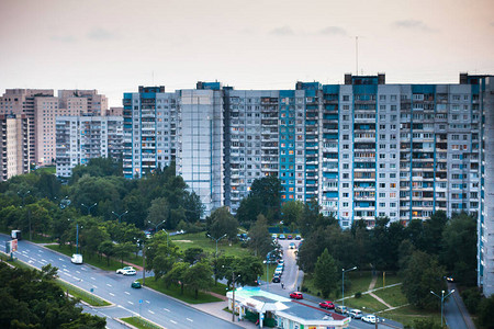 多层住宅楼和停车场图片