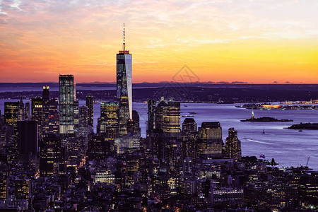 美国纽约州纽约市日落时与城市摩天大楼的图片