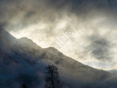 云雾缭绕的山景图片