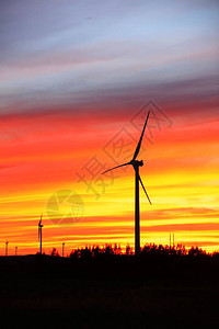 晚上的风力涡轮机图片