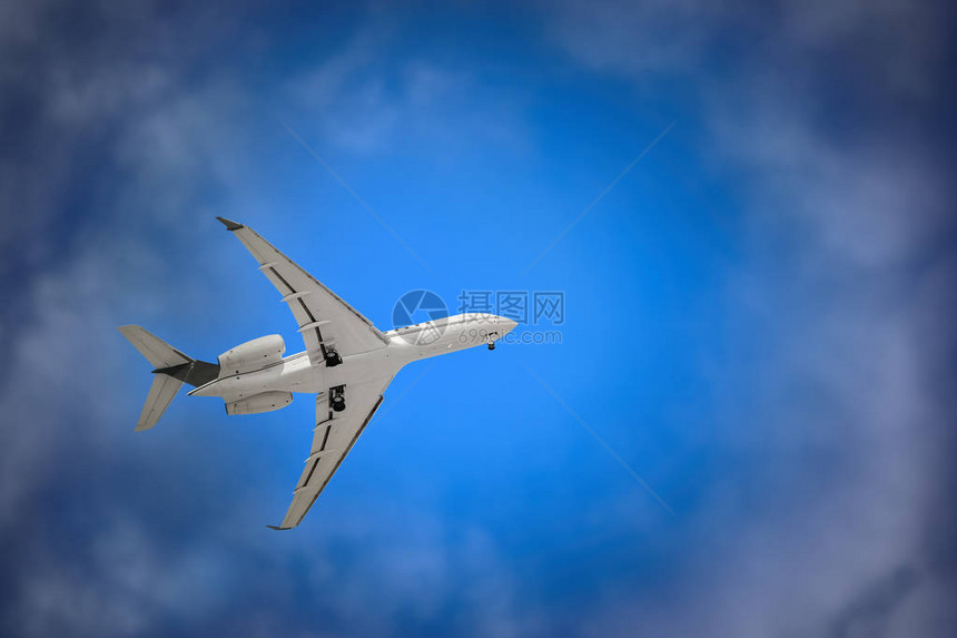 有起落架的白色飞机在天空中图片