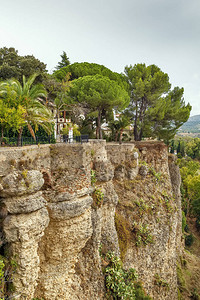 西班牙隆达市的岩石景观背景图片