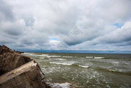 暴风雨席卷岩石海滨海浪图片