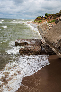 暴风雨席卷岩石海滨海浪图片