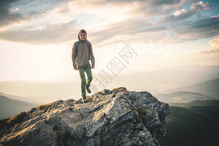独自站在山上的人图片