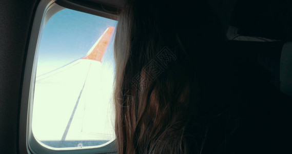 女乘客打开盲眼望着飞机图片