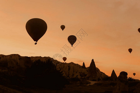 热气球飞越卡帕多西亚土耳图片