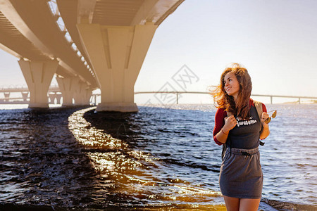 一位红发迷人的年轻女子站在大海的背景下图片